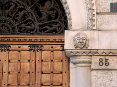Foto 15. Raggiungiamo da qui via Cairoli, dove ad angolo con via Putignani si trova l�eclettico Palazzo Ingami Scalvini eretto nel 1924 su progetto di Cesare Corradini. Il suo portale in pietra presenta un arco a tutto sesto minuziosamente decorato che si poggia su due colonnine con teste di guerrieri sui capitelli... (foto di Antonio Caradonna]